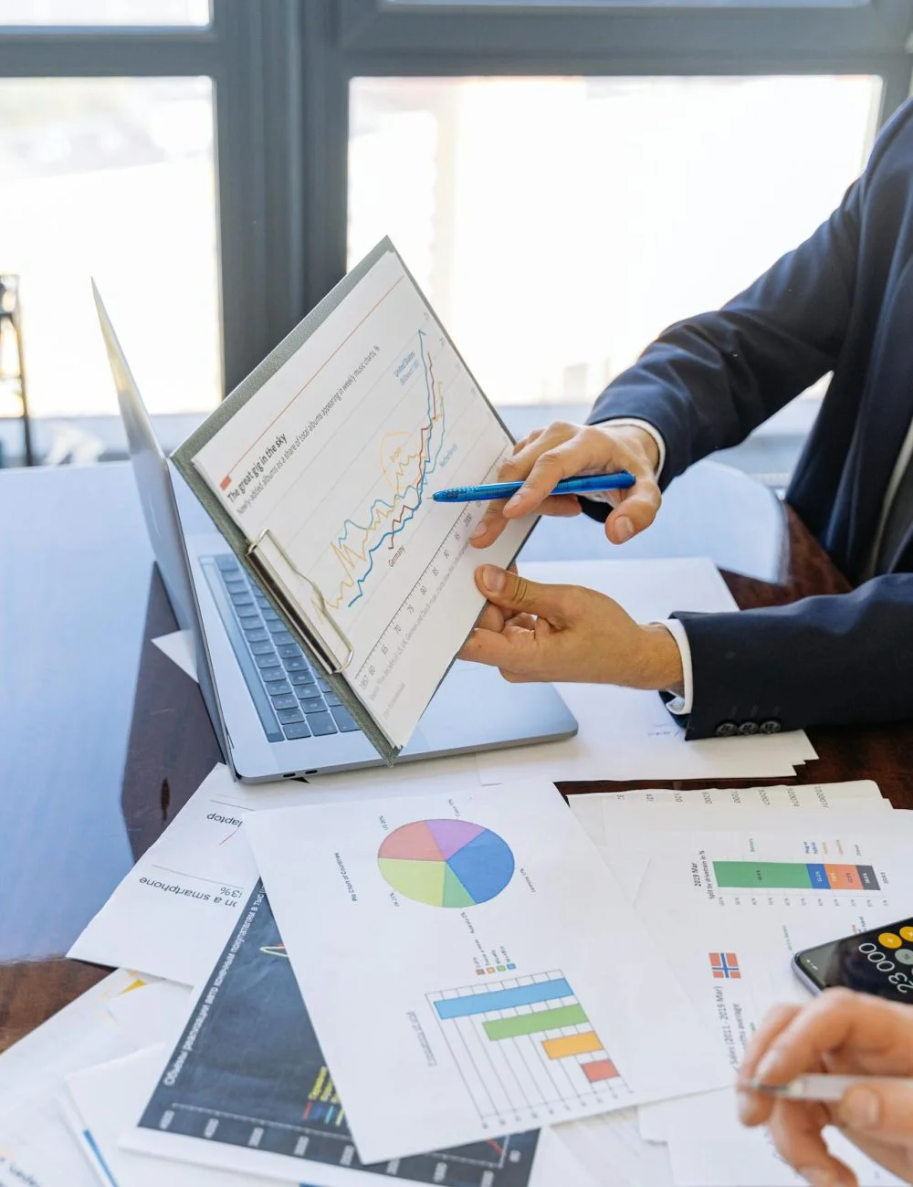 equipo revisando datos financieros en laptop